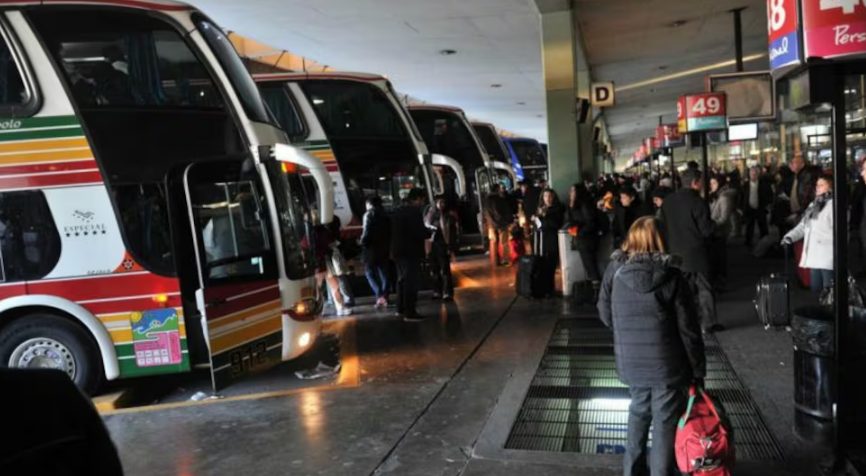 Micro de larga distancia estacionado en una terminal
