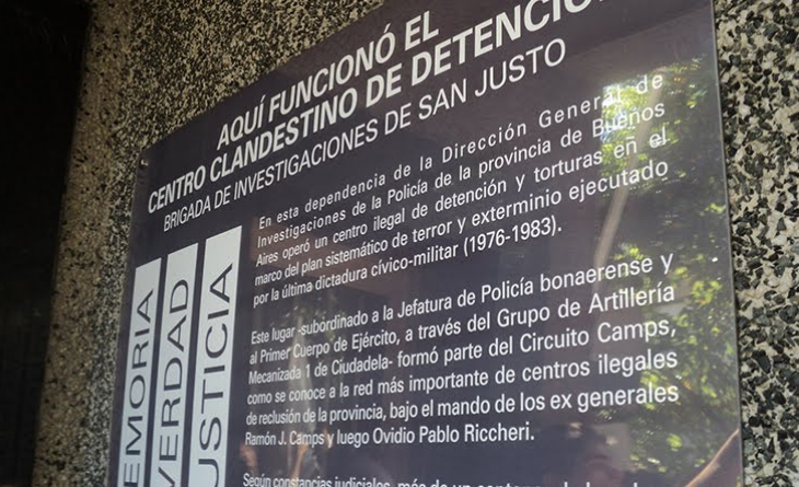 Manifestación frente a la Brigada de San Justo con carteles de organismos de derechos humanos