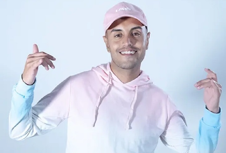 Pablo Castillo sonriendo en el escenario durante un show de stand up