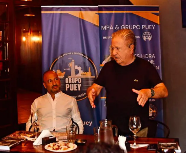 Eduardo Duhalde en un acto político con banderas de fondo