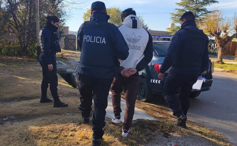 Agentes policiales durante allanamiento en operativo contra estafas cripto