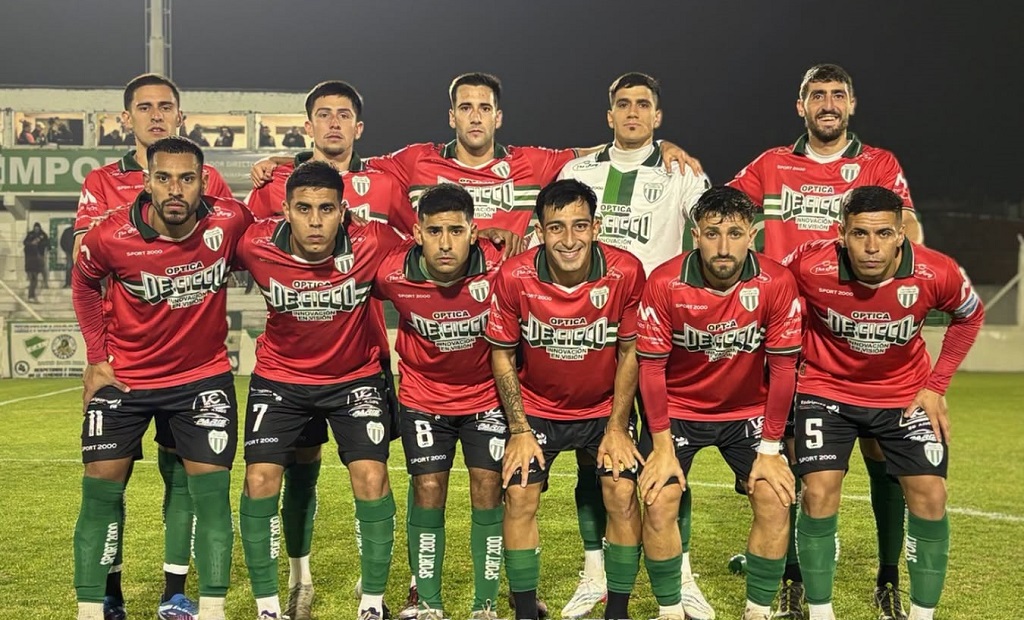 Jugadores de Deportivo Laferrere celebrando un gol en medio de la niebla