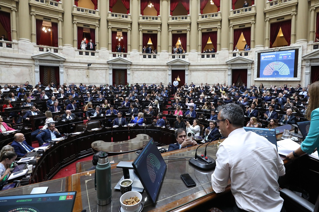 Manuel Adorni anunciando proyectos de ley en conferencia de prensa