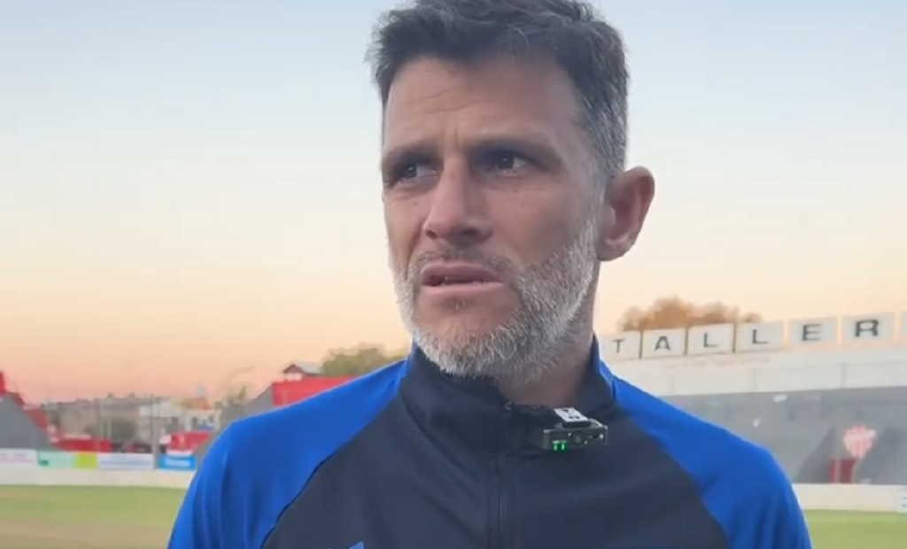 Matías Giménez, DT de Sportivo Italiano, durante un partido