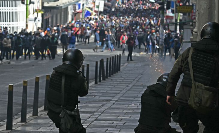 Protestas en Bolivia con carteles y banderas