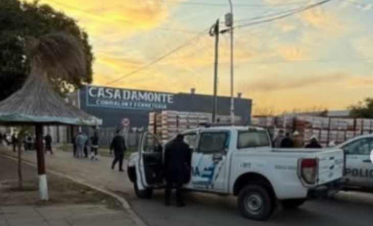 Efectivos policiales en la vía pública durante un operativo