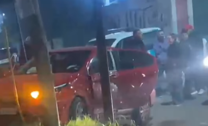 Poste de luz caído en la calle tras un choque