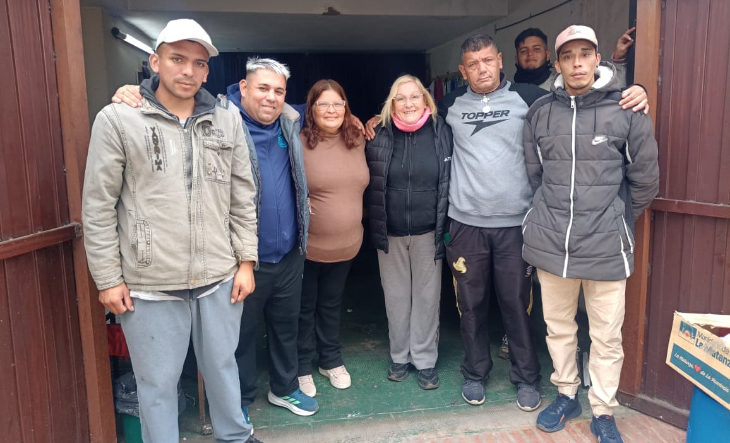 Madrazas y vecinos asistiendo a personas en situación de calle en San Justo