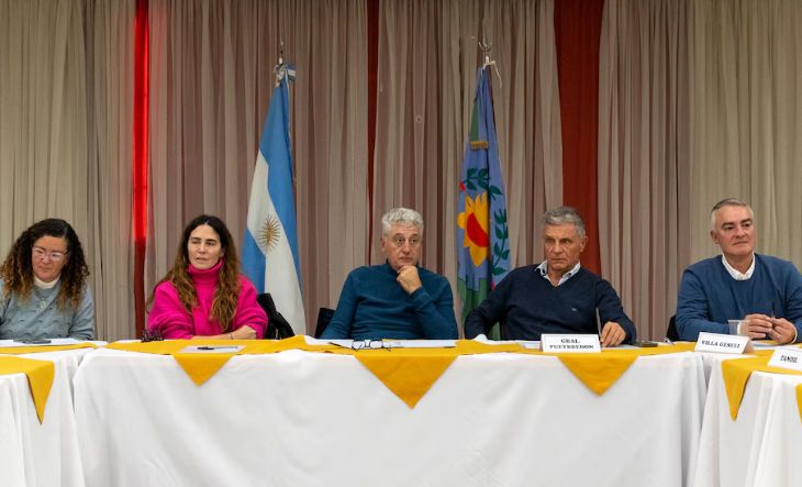 Intendentes peronistas reunidos en Villa Gesell debatiendo sobre la Zona Fría