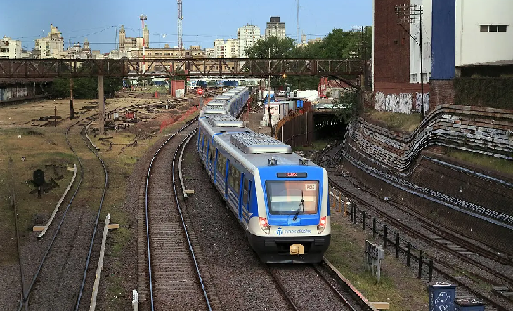 Estación Once del tren Sarmiento con pasajeros en andén
