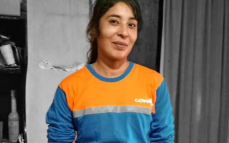 Mujer con uniforme azul y naranja de Covelia, sonriente