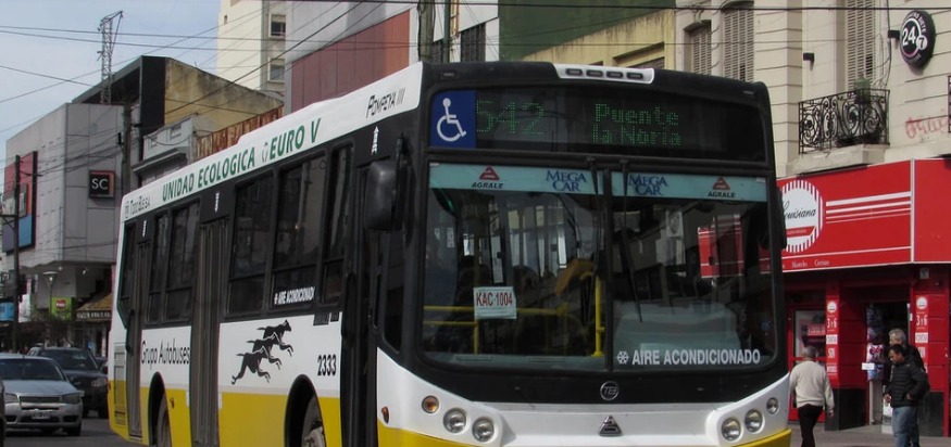 Colectivo circulando por una calle del Conurbano bonaerense