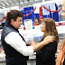 Fernando Espinoza en el Mercado de San Justo junto a comerciantes y vecinos