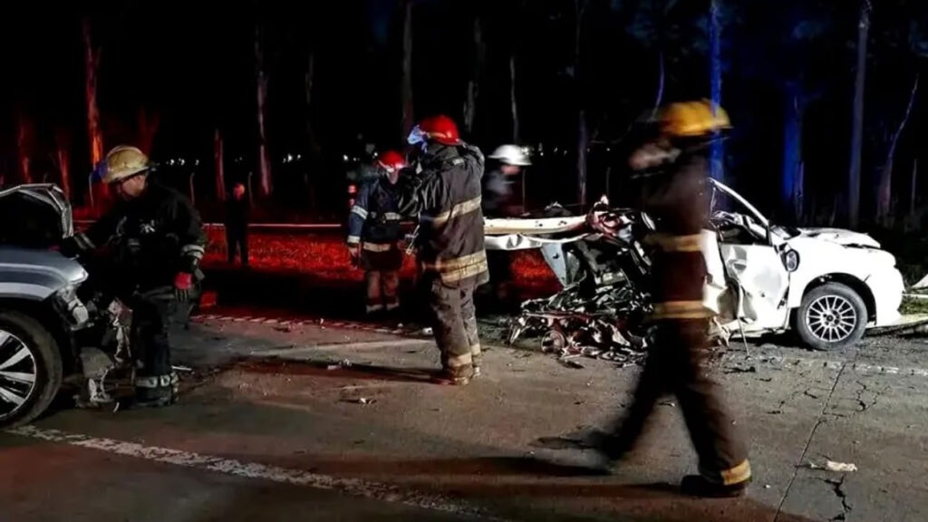 Vehículo destrozado tras choque frontal en la Ruta 6