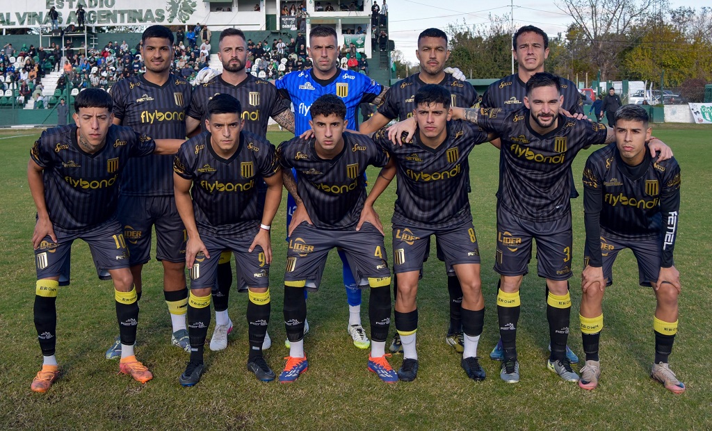 Estadio de fútbol con jugadores en la cancha