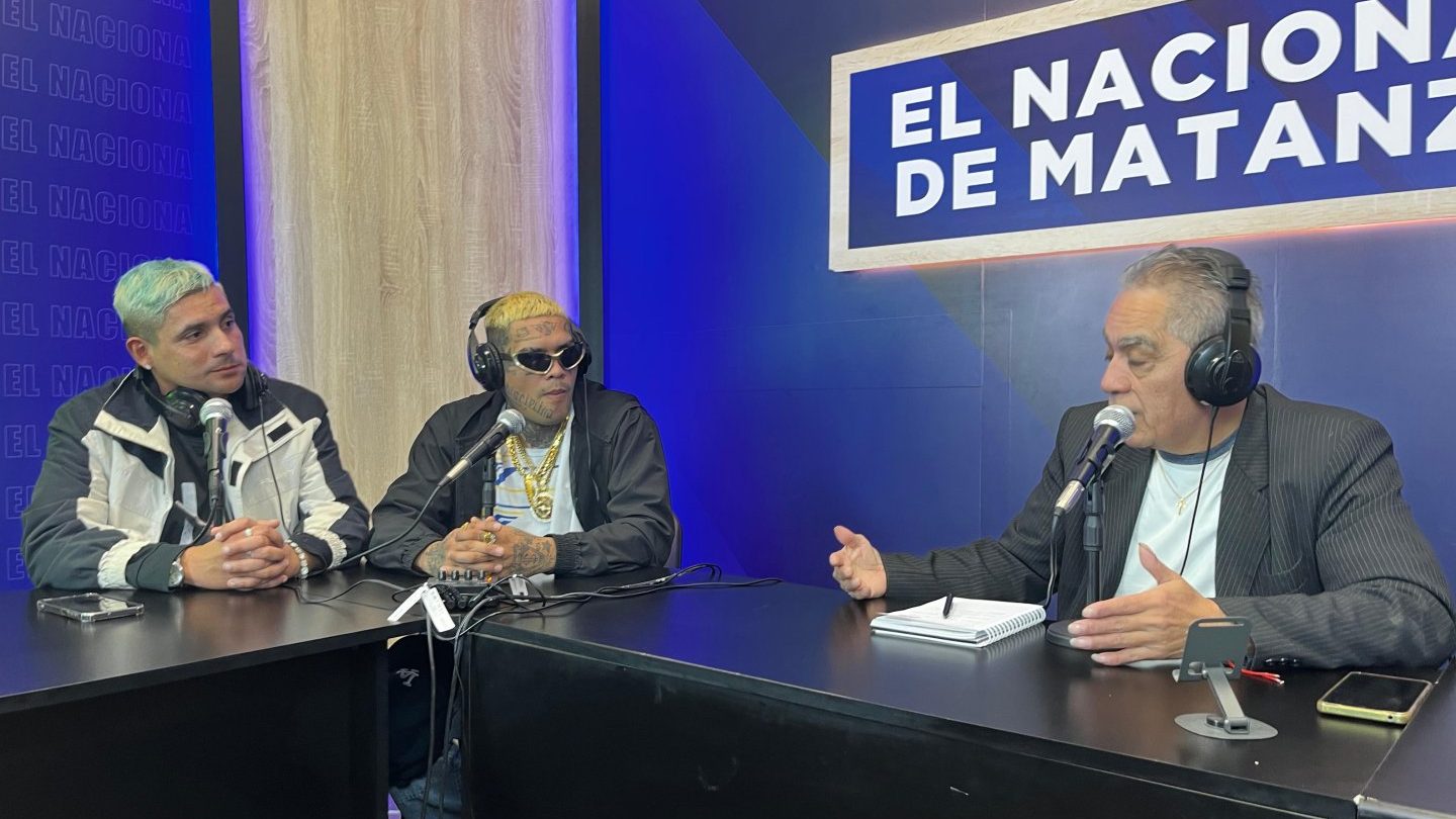 Conductor del noticiero de La Matanza durante una emisión