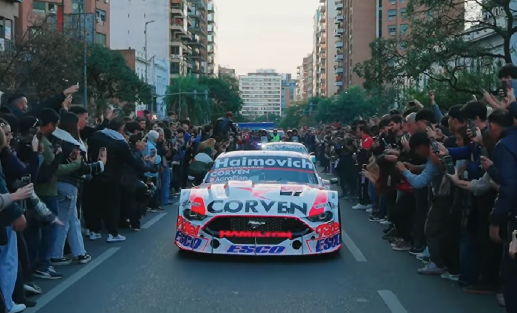 Autos de Turismo Carretera en el autódromo Oscar Cabalén de Alta Gracia