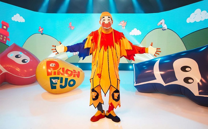 Piñón Fijo en el escenario con su característico atuendo colorido