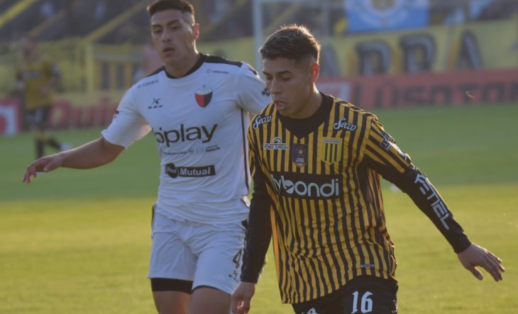 Jugadores de Almirante Brown en el campo de juego del estadio Fragata Sarmiento