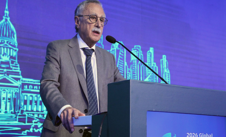 Mario Lugones hablando en un evento de salud