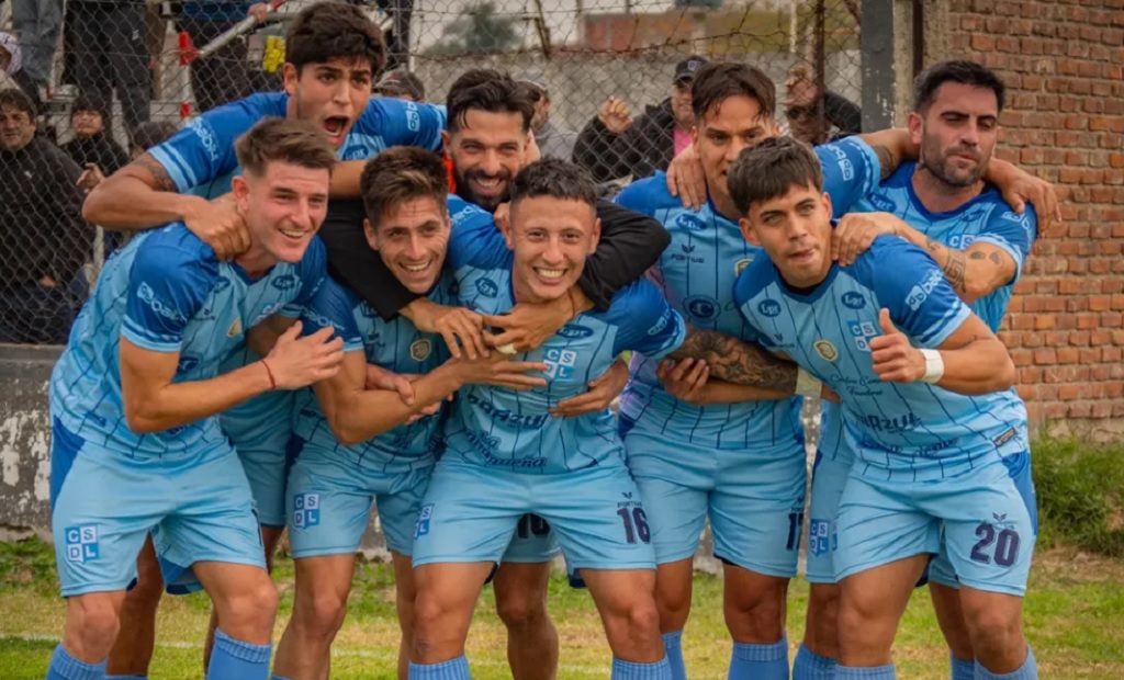 Jugadores de Liniers celebrando un gol en el estadio de Villegas