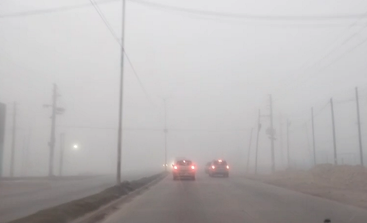 Calle con niebla matinal en La Matanza