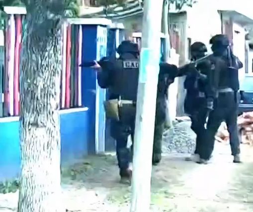 Efectivos policiales durante un allanamiento en La Matanza