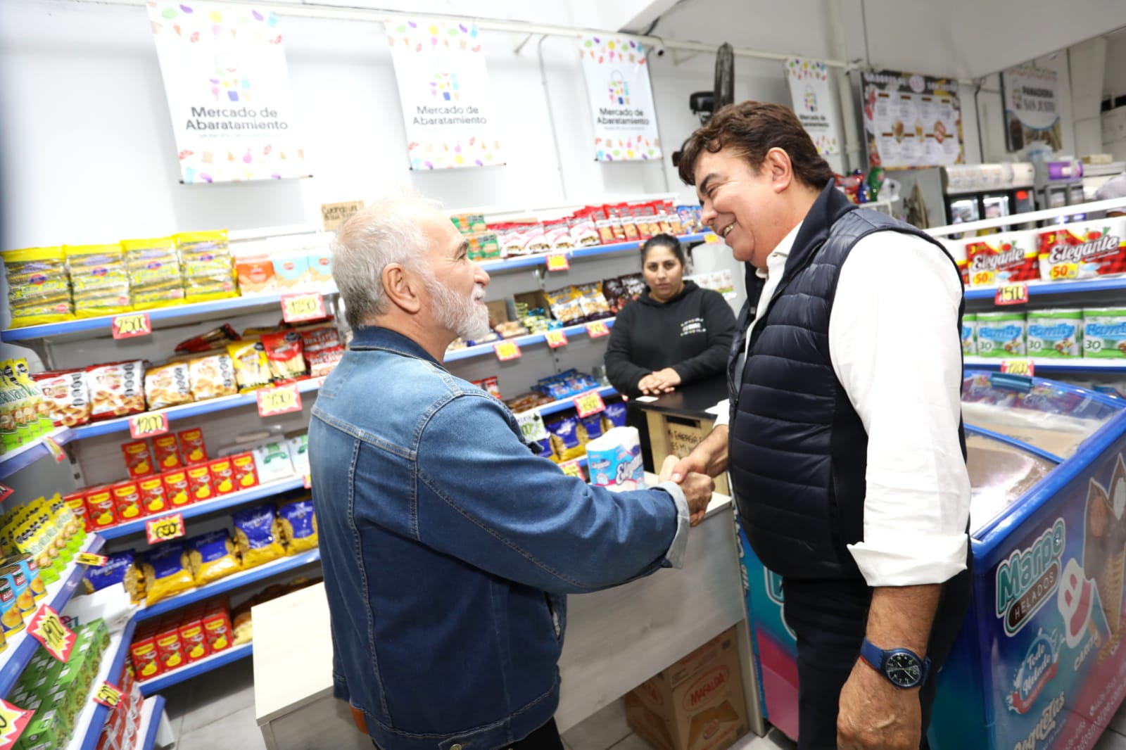 Intendente Fernando Espinoza en el Mercado de San Justo junto a comerciantes y vecinos