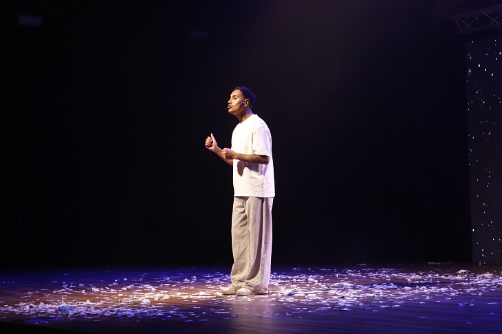 Pablo Castillo en el escenario del Teatro Universidad durante su show La risa que me parió