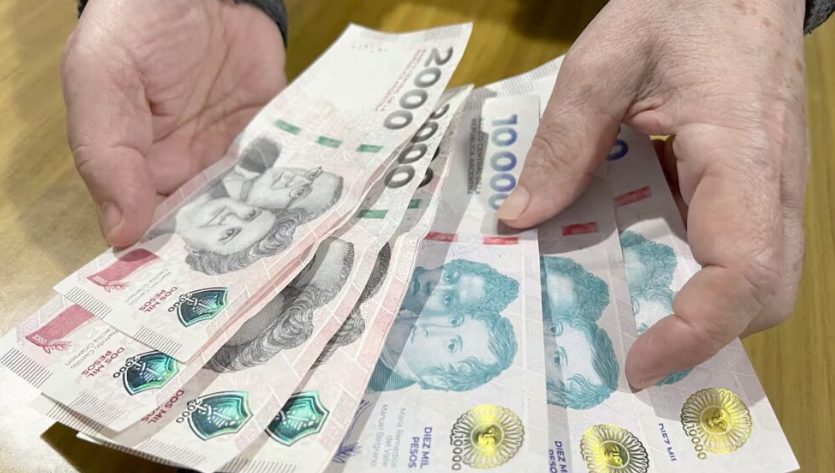 billetes de pesos argentinos sobre una mesa