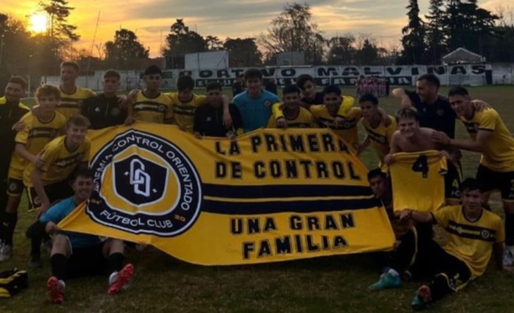 Jugadores de Control Orientado con camiseta amarilla y negra en una cancha de fútbol
