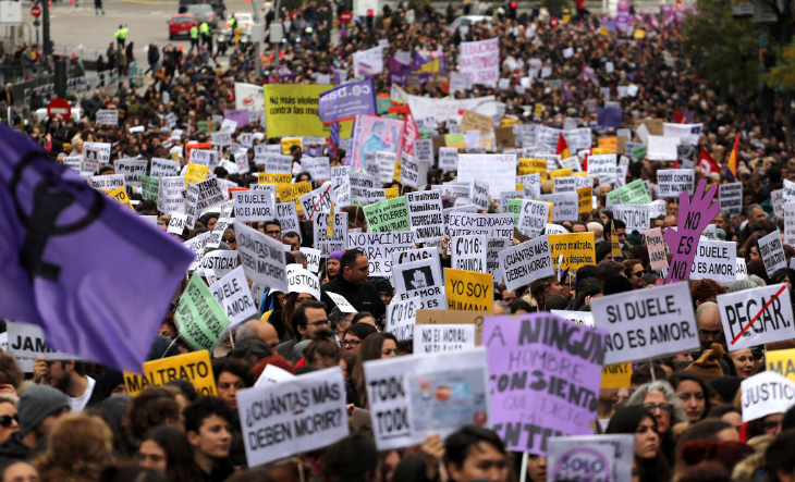 Marcha de Ni Una Menos con carteles y pancartas en la calle