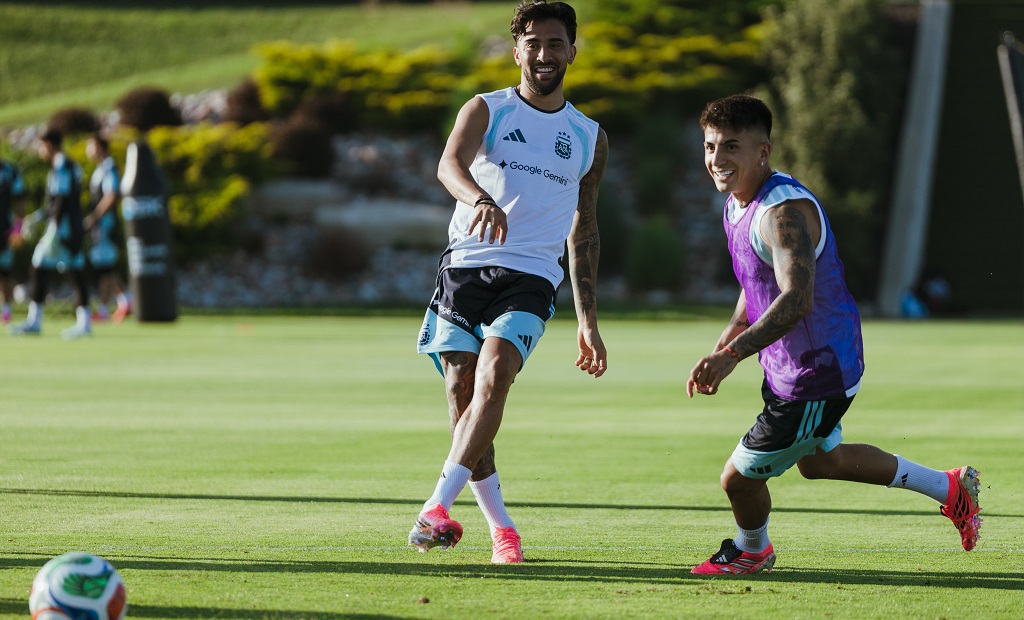 Jugadores de la Selección argentina entrenando en una cancha de césped en Kansas