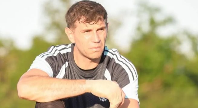 Emiliano Dibu Martínez con la mano vendada durante un entrenamiento