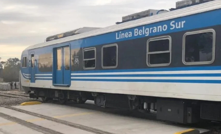 Estación de tren Gregorio de Laferrere con formación detenida