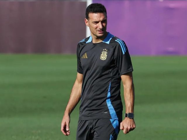 Lionel Scaloni durante una conferencia de prensa con la camiseta de la Selección argentina