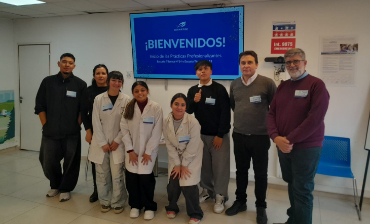 Alumnos de escuela técnica en prácticas profesionalizantes en empresa Lesaffre