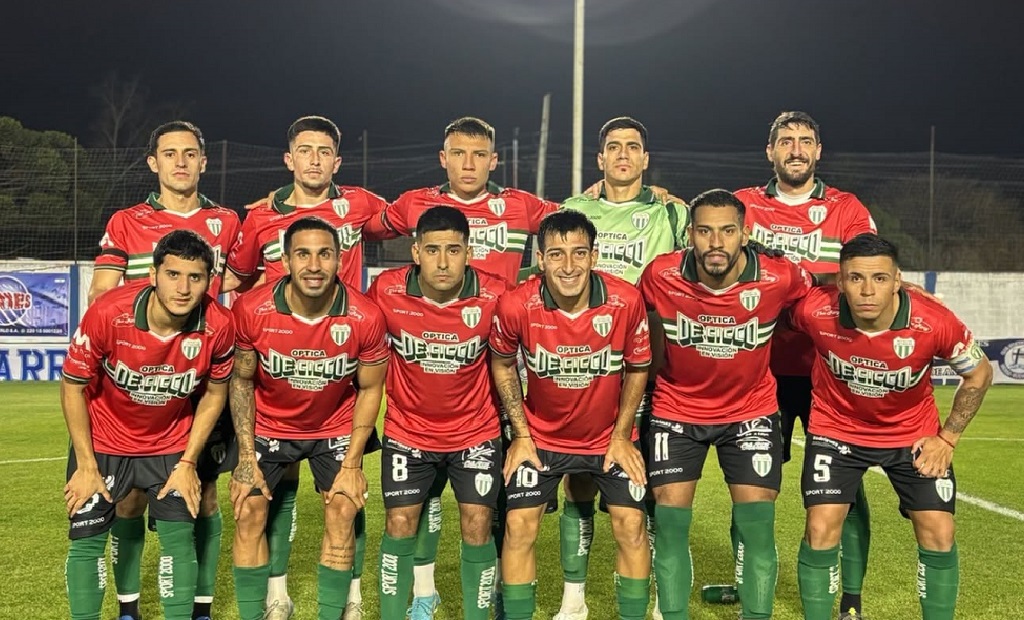 Jugadores de Deportivo Laferrere en el campo de juego del Parque San Martín