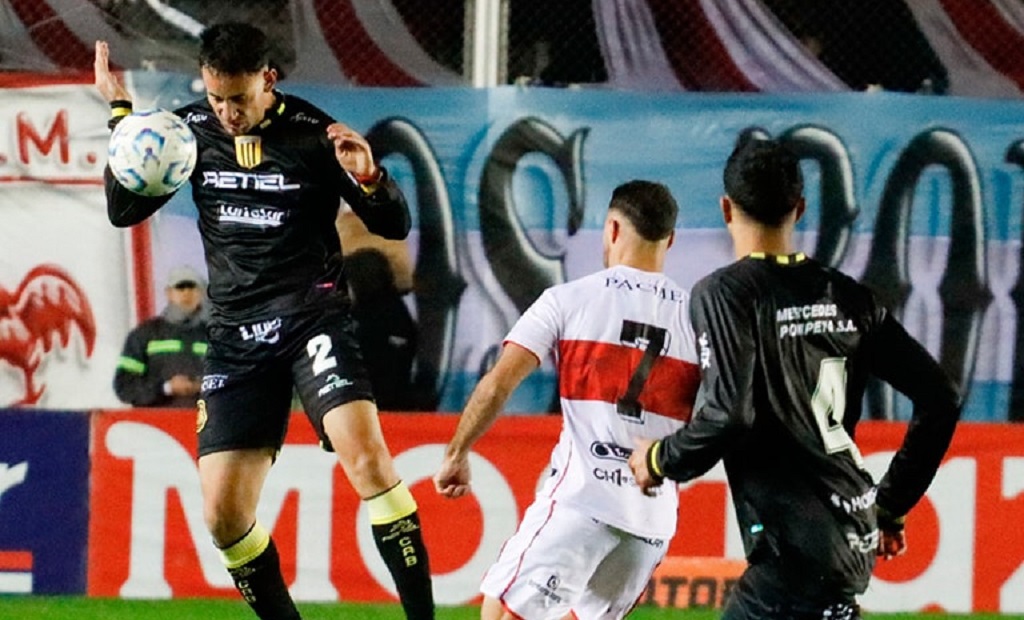 Partido de fútbol entre Almirante Brown y Morón en el estadio de Morón