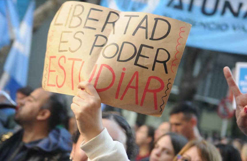 Docentes universitarios en una movilización con carteles de reclamo salarial