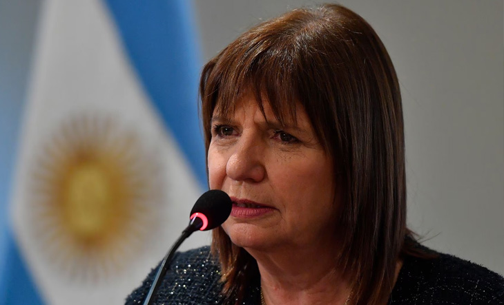 Patricia Bullrich habla con periodistas en la entrada del Congreso
