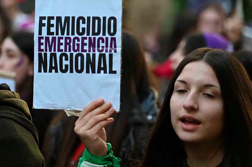 Multitud marchando con carteles de Ni Una Menos frente al Congreso