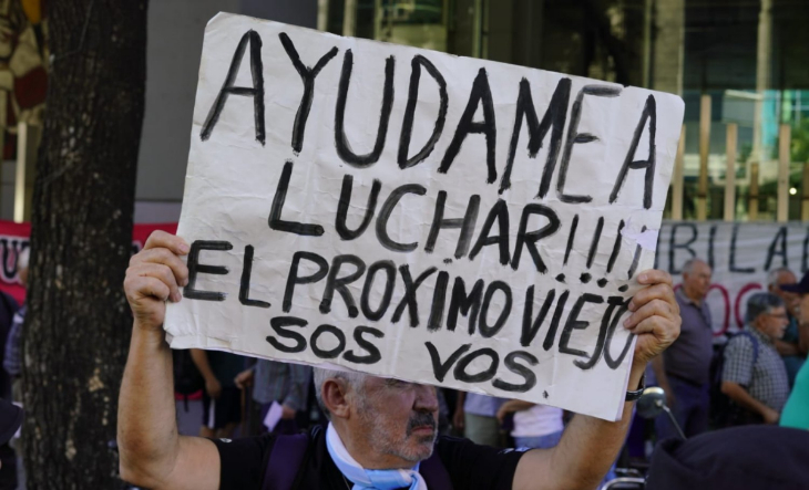Manifestantes jubilados frente a vallado policial en el Congreso