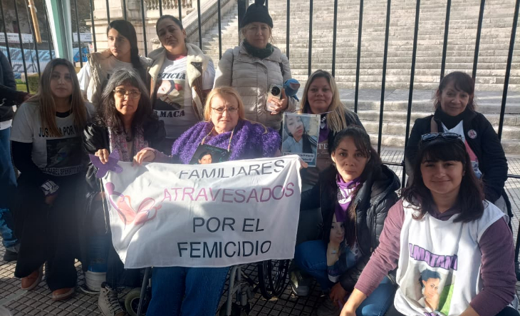 Mujeres marchando con carteles de Ni Una Menos en una calle de La Matanza