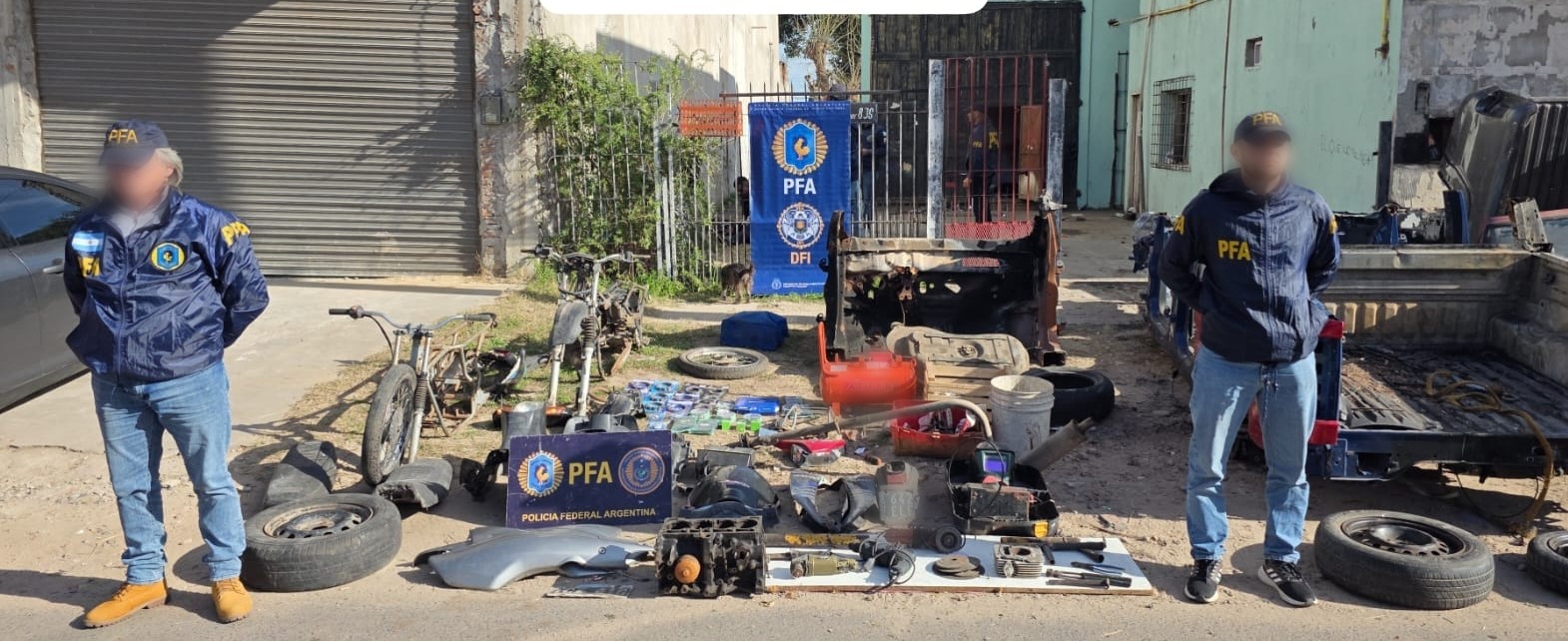 Efectivos policiales durante allanamiento en Monte Grande