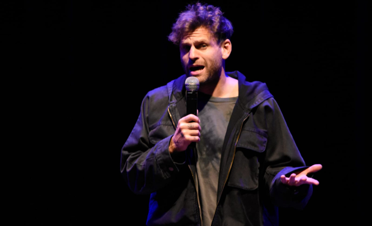 Federico Cyrulnik en el escenario del Teatro Universidad
