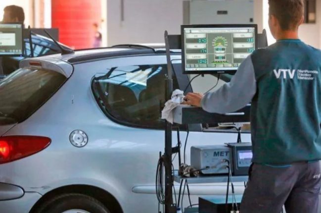 Automóvil en un taller de verificación técnica vehicular
