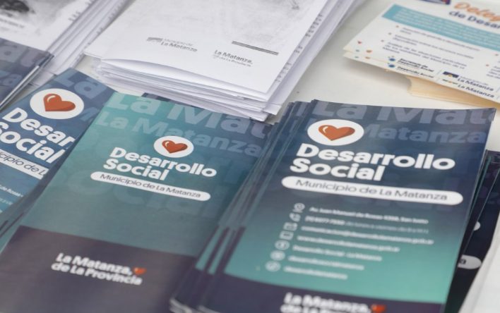 Vecinos en un operativo municipal de atención sanitaria y trámites