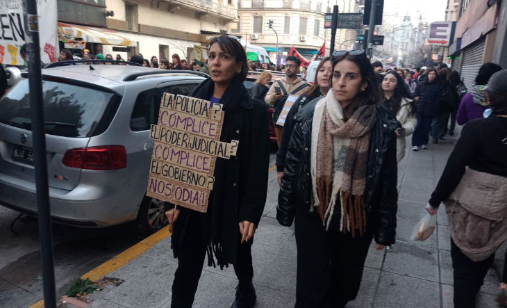 Multitud en la Plaza del Congreso durante la marcha del 3J con carteles de Ni Una Menos