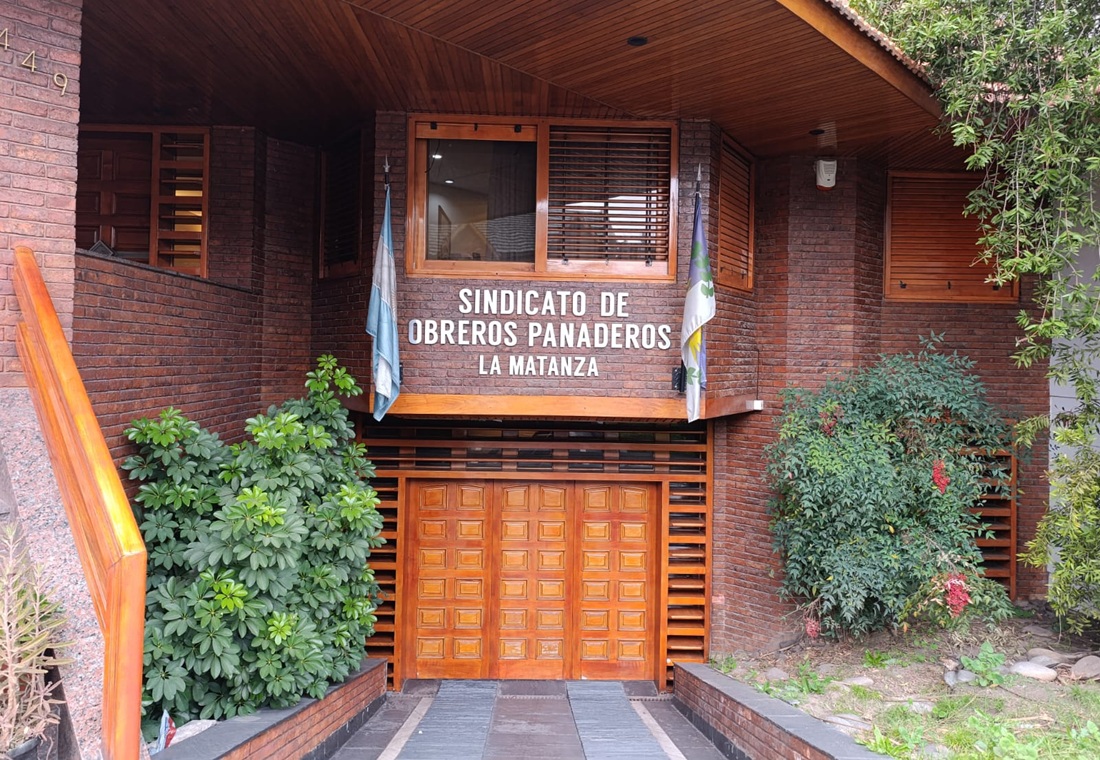 Dirigentes del Sindicato de Obreros Panaderos de La Matanza posan en una foto grupal